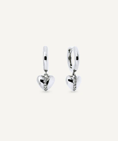 Aros pequeños en acabado plateado con charm de corazón colgante
